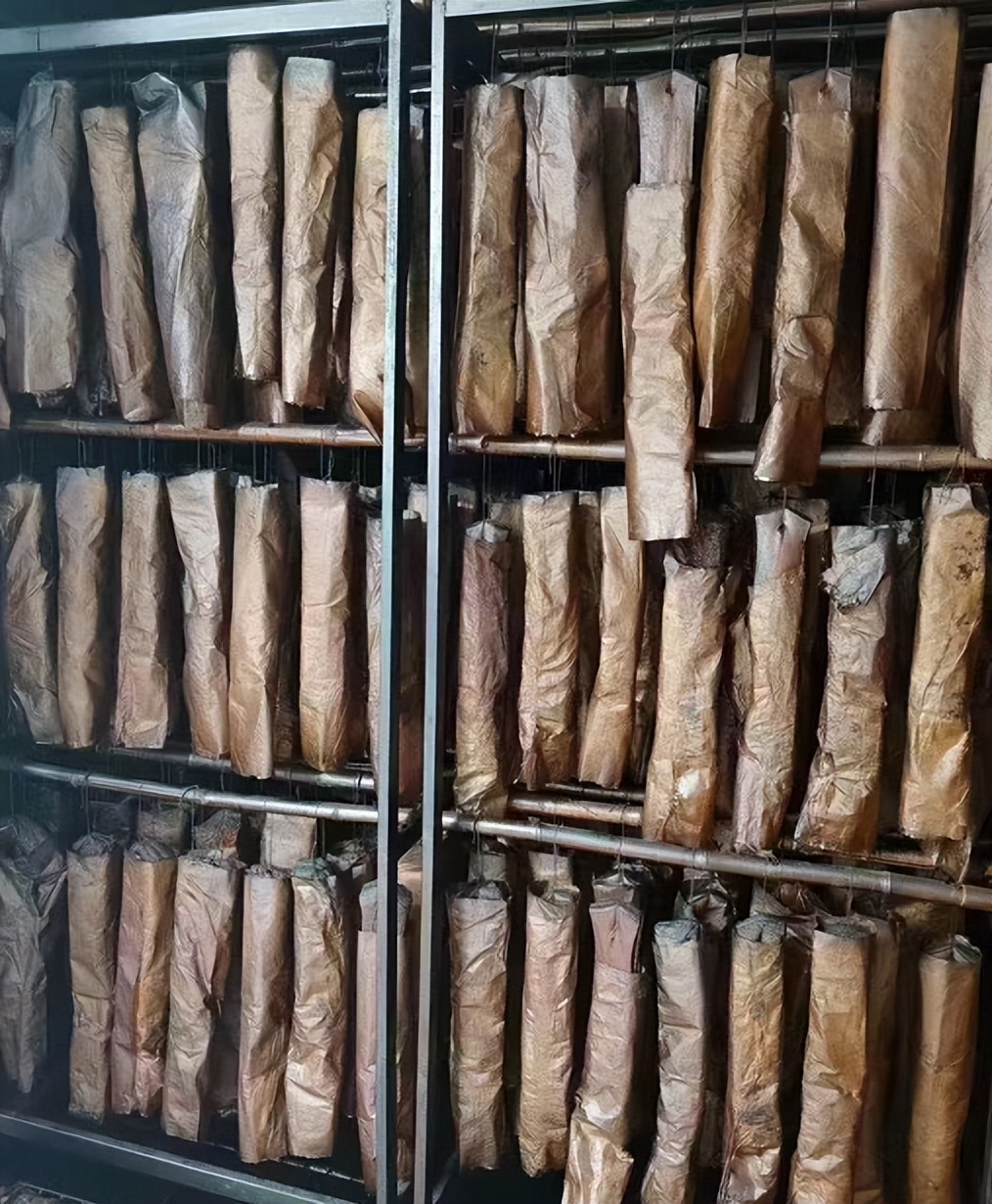 湖湘肴首创的纸包腊肉熏制法