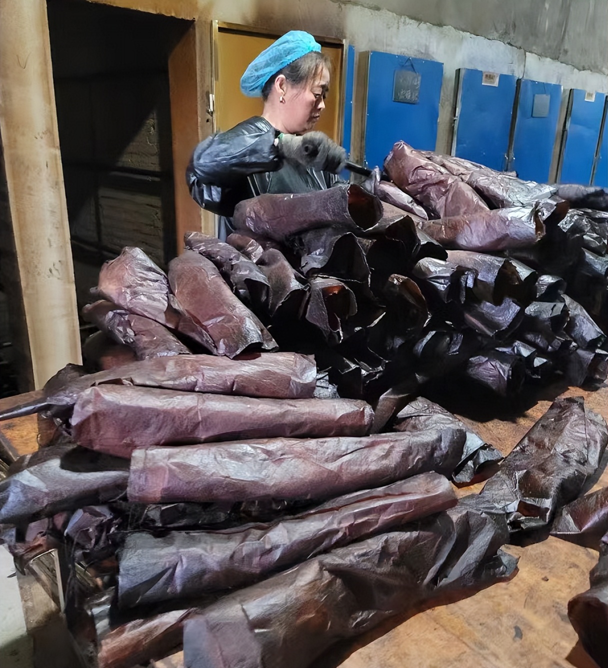 纸包腊肉出熏制车间