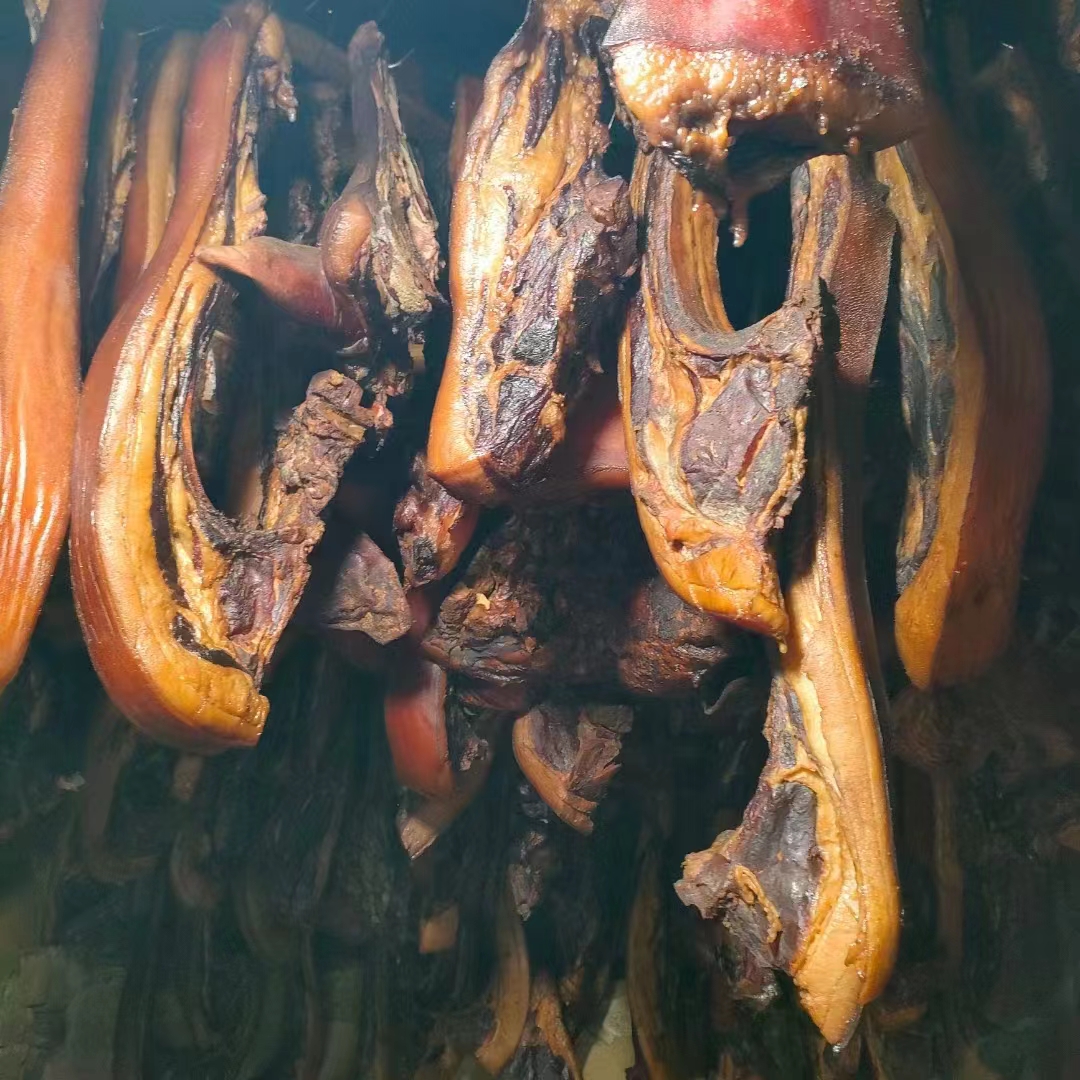 去除熏制包装纸之后的湖湘肴腊肉