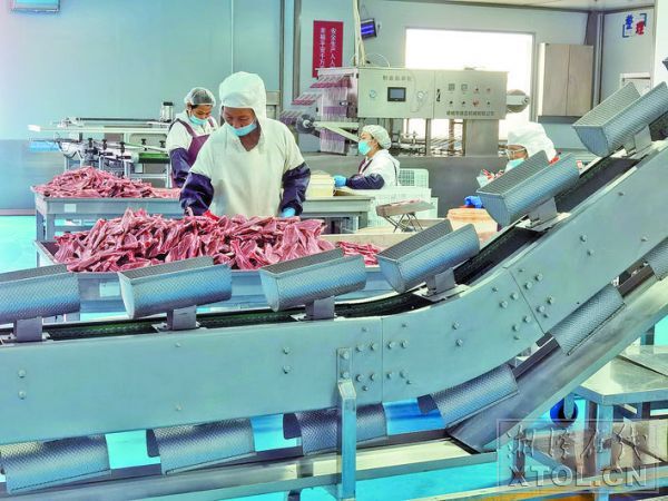 食掌柜在生产扇子骨