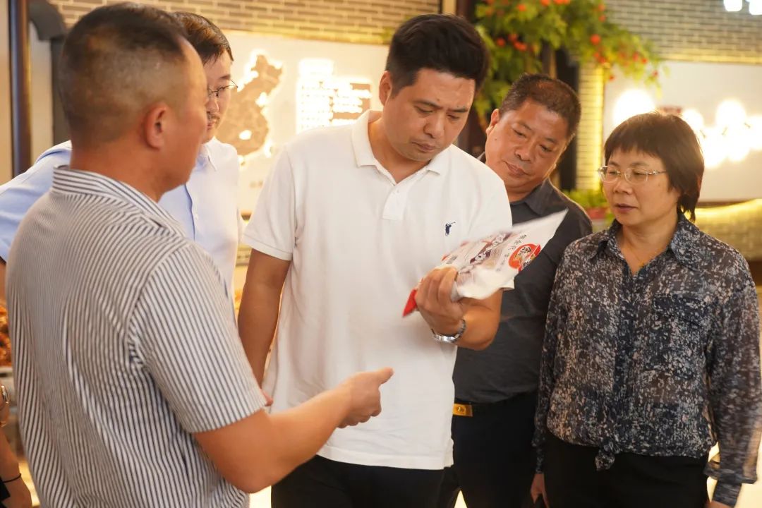 安化潘文剑县长了解预制菜双味功夫腿